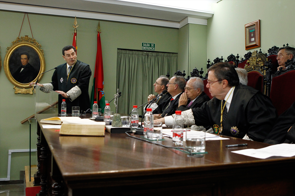 Lectura del discurso de ingreso como Académico de Número el Ilmo. Sr. D. José Requena Paredes, Presidente de la Sección Segunda de la Audiencia Provincial de Granada