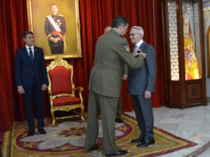 Rafael López Cantal, presidente de la RAJYL, recibe la Cruz del Mérito Militar del MADOC