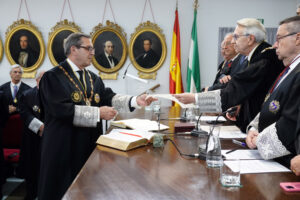 Leandro Cabrera ensalza la función social de la abogacía durante su toma de posesión como Académico de Número de la RAJYL