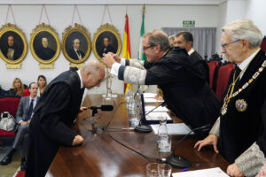 Miguel de Angulo recibe la Cruz de Honor de San Raimundo de Peñafort bajo el aplauso de la comunidad jurídica, académica y universitaria