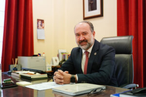 El Ministerio de Justicia concede la Cruz de Honor de la Orden de San Raimundo de Peñafort al académico de número José Luis López Fuentes