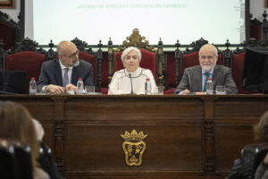 Una mesa redonda reflexiona sobre si la Constitución Española ofrece hoy día suficientes garantías ante las amenazas del Estado de Derecho