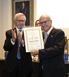 El notario Andrés Tortosa Muñoz, Medalla de Honor de la RAJYL de Granada por su papel en el ennoblecimiento de la institución