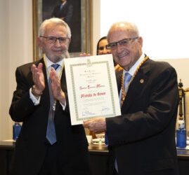 El notario Andrés Tortosa Muñoz, Medalla de Honor de la RAJYL de Granada por su papel en el ennoblecimiento de la institución
