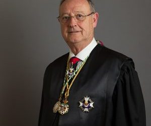 El académico de número y vocal de la RAJYL Miguel de Angulo es condecorado con la Cruz de Honor de la Orden de San Raimundo de Peñafort